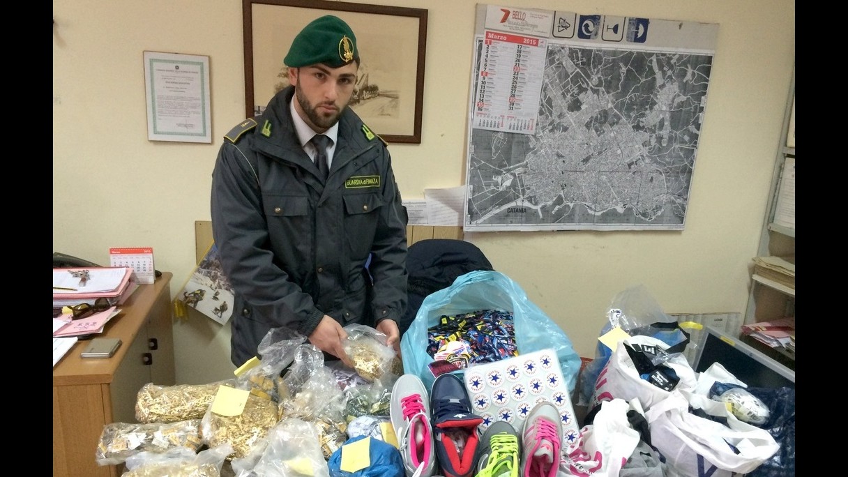 Catania, sequestrati oltre 35mila articoli contraffatti: 9 denunce