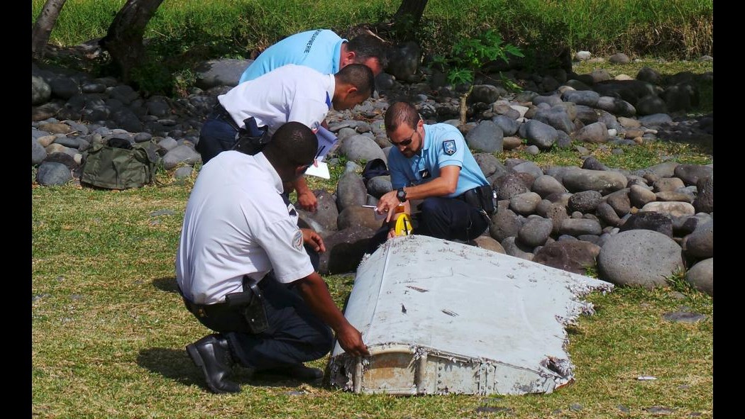 Aereo disperso, trovato un altro oggetto metallico sull’isola di Reunion