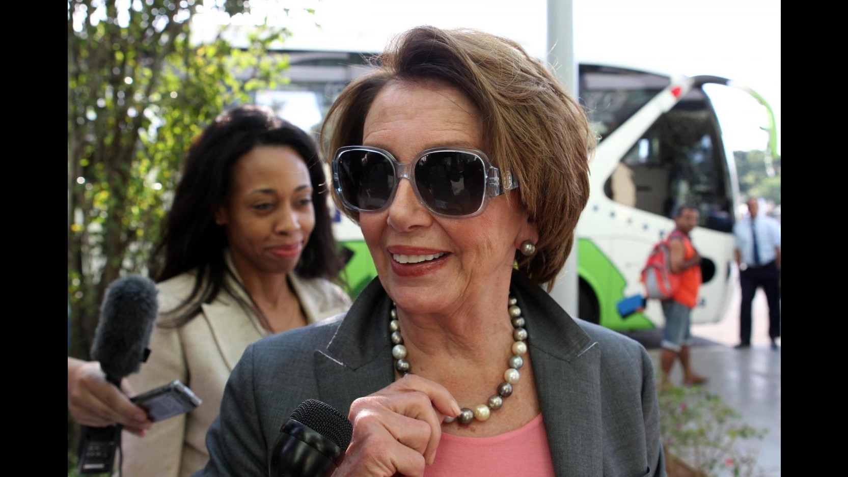 Nancy Pelosi a colloquio con Laura Boldrini dopo visita ai musei Vaticani