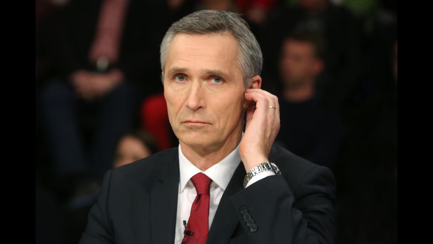 Ucraina, Stoltenberg: Russia sta ancora armando ribelli nell’est