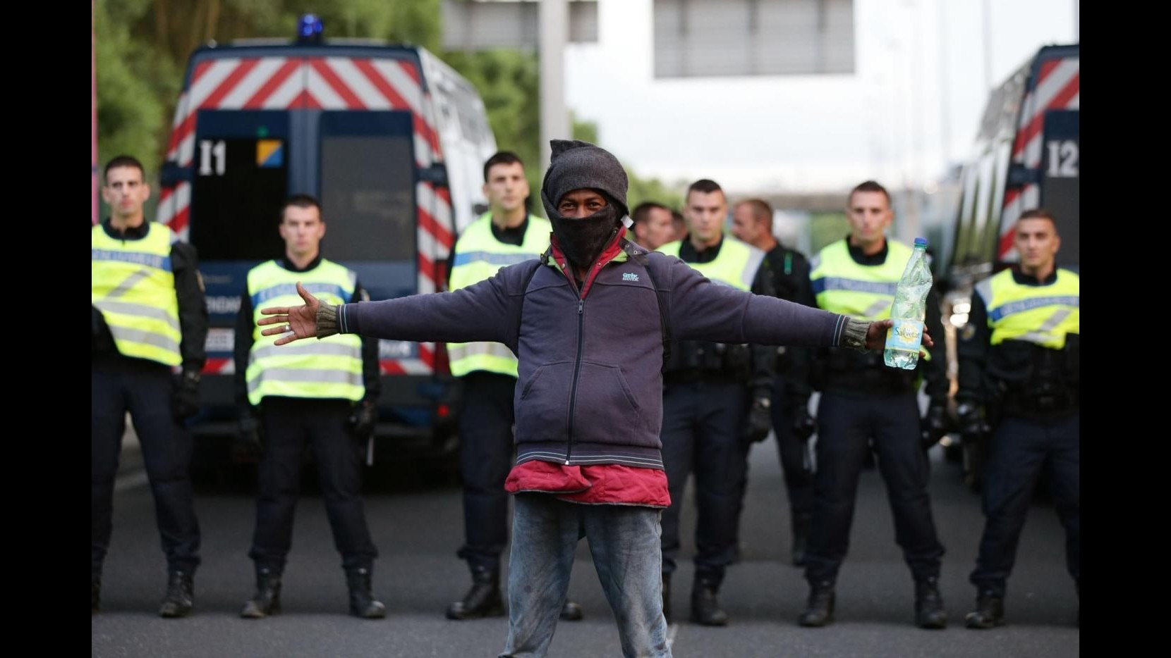 Immigrazione, disordini a Calais: collegamenti Eurotunnel interrotti