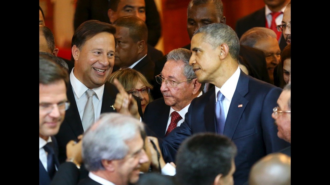 Cuba-Usa, a Panama la stretta di mano tra Castro e Obama