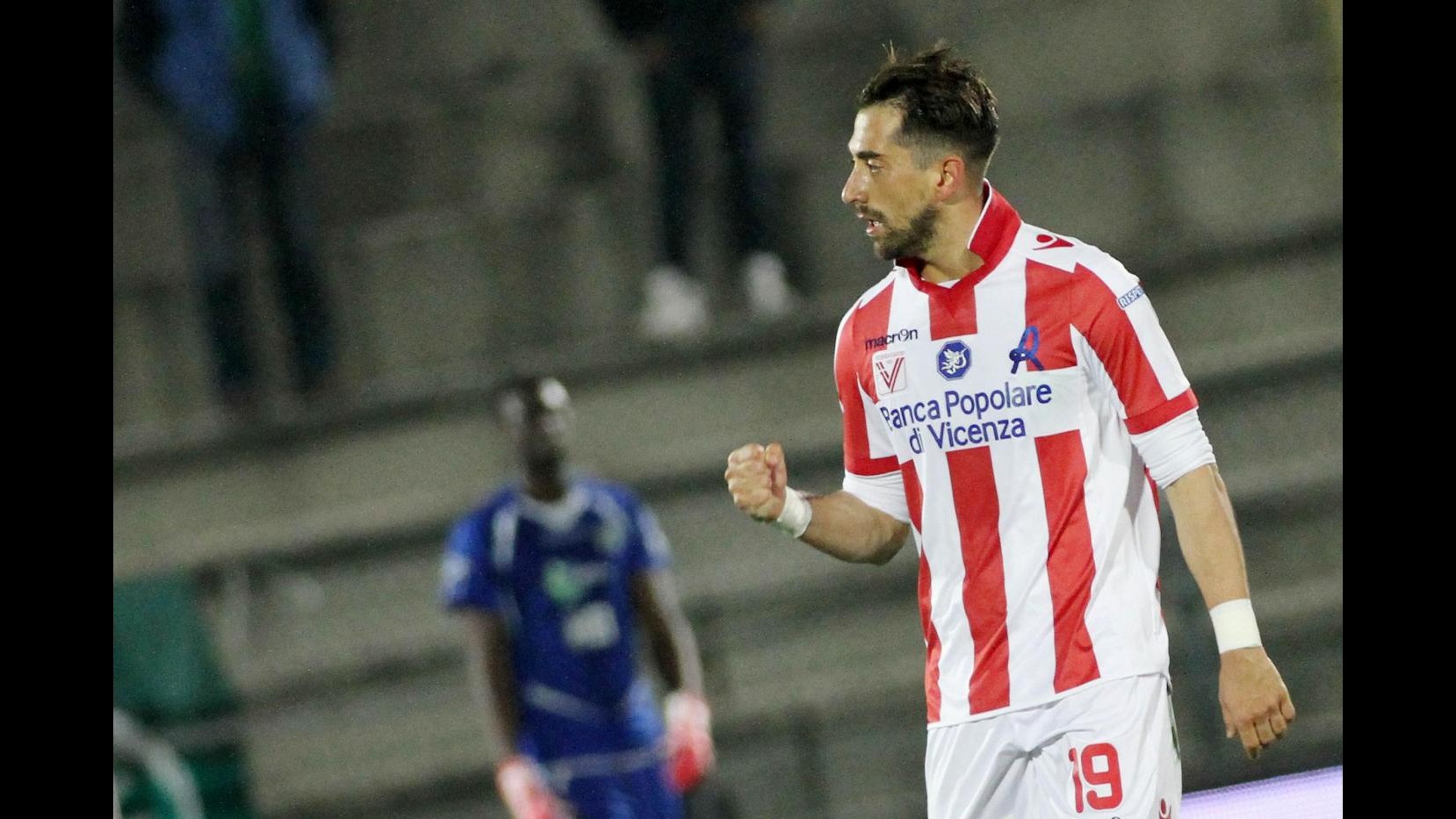 Serie B, Vicenza doma Avellino 1-0 nell’anticipo e aggancia il Bologna al 2° posto