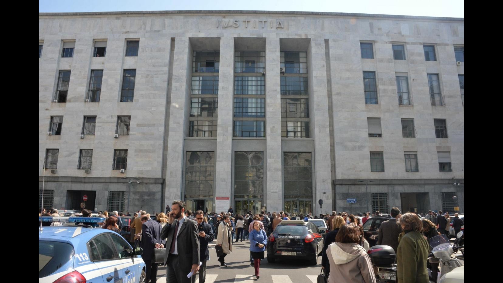 Spari Tribunale, si intensificano i controlliFiori davanti a porta giudice Ciampi