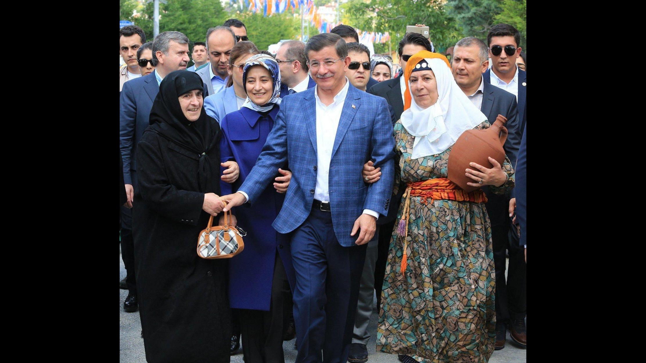 Turchia, il primo ministro Davutoglu rimette il mandato a Erdogan