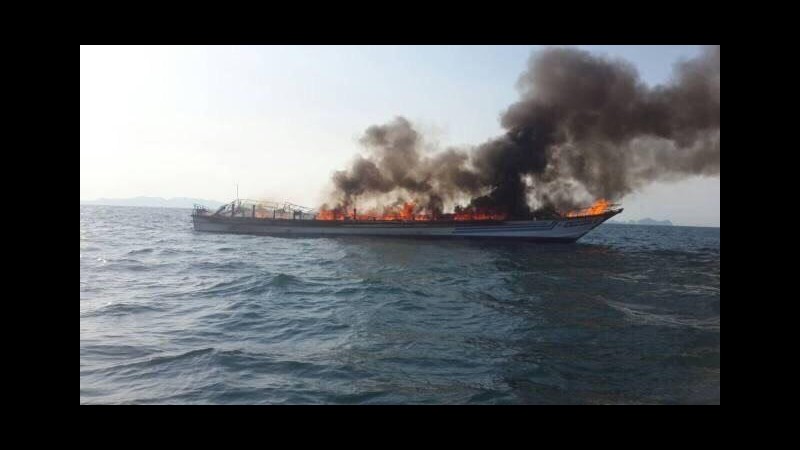 Thailandia, fiamme su nave con 100 turisti: dispersa 12enne israeliana