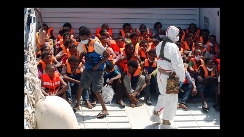 Fermati 8 scafisti per omicidio, guidavano il barcone dove sono morti 49 migranti