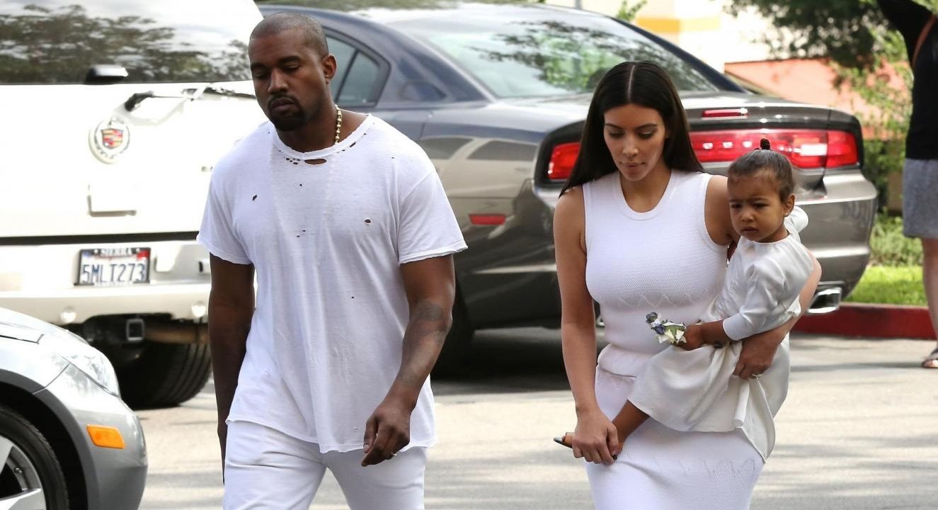 North West spaventata dai flash, vuol stare in braccio a Kim Kardashian