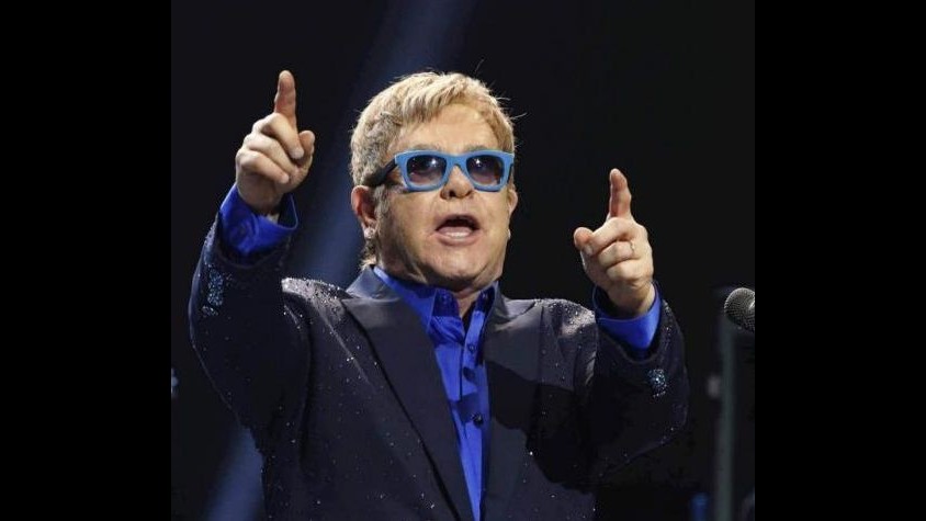 Elton John contro sindaco Venezia: È un bifolco e bigotto