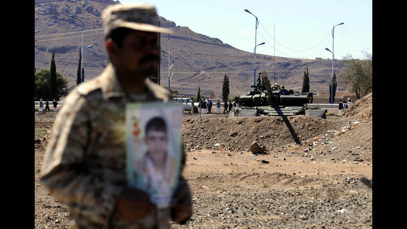 Isis, si scava in 12 fosse comuni Tikrit: forse corpi centinaia soldati