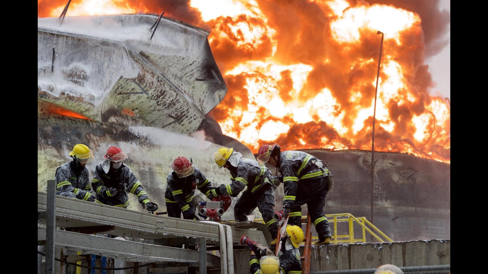 Cina, esplosione in fabbrica prodotti chimici: allerta per fumi tossici