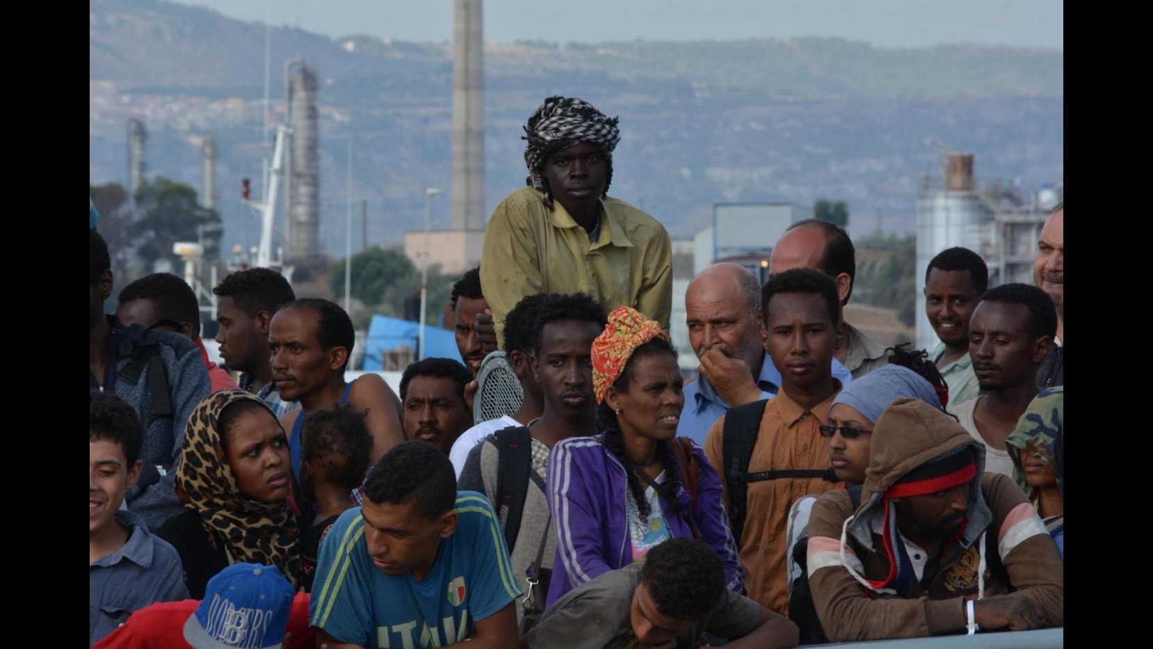 Sbarchi, 354 migranti salvati al largo della Calabria: sul barcone anche una salma