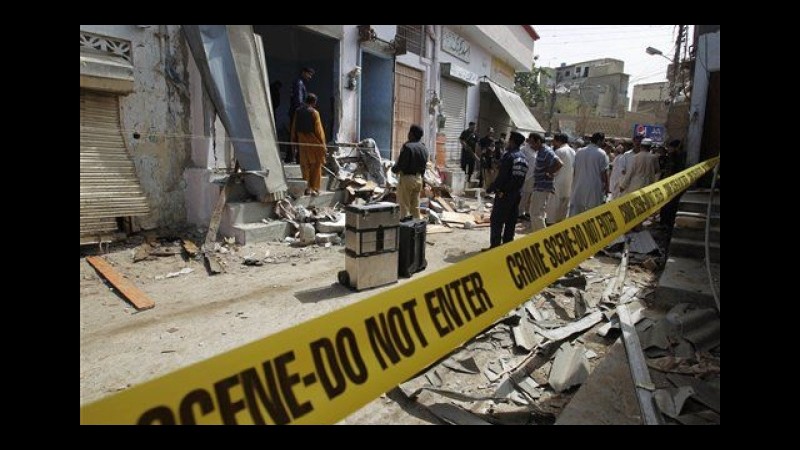 Pakistan, bomba fa crollare edificio di un ministro del Punjab: morto insieme ad altri 6
