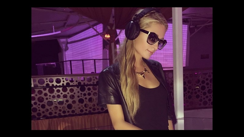 Paris Hilton e la dura vita della disc jockey in Corsica