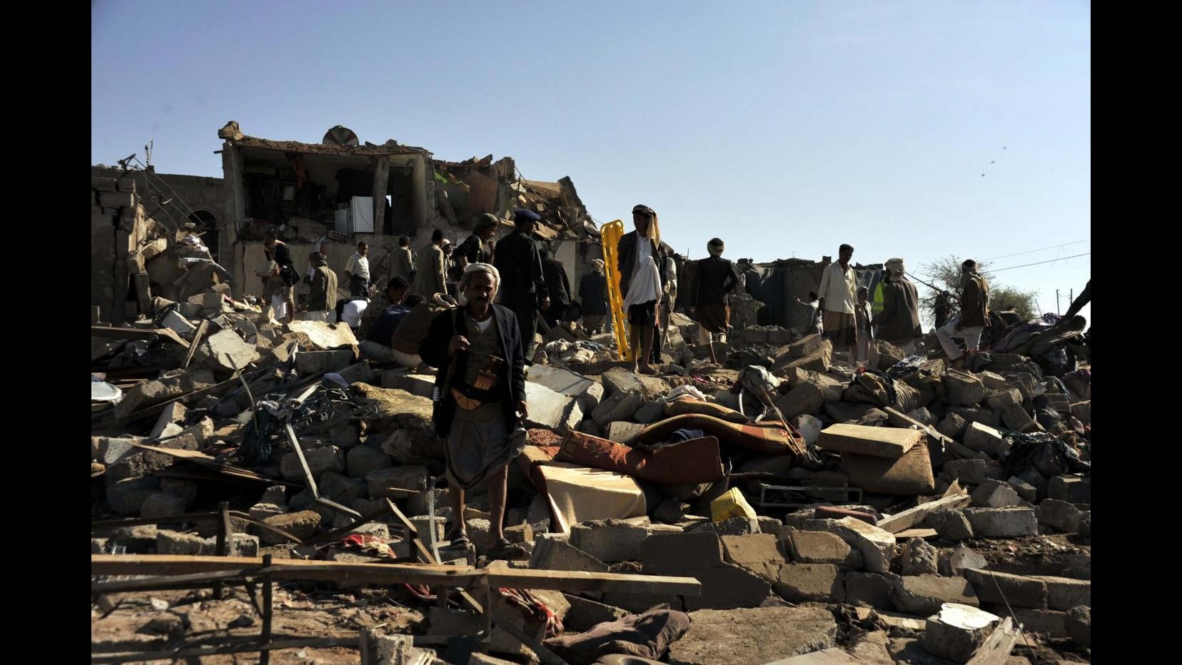 Yemen, pesanti bombardamenti su Sanaa nella notte, scontri a Mukalla
