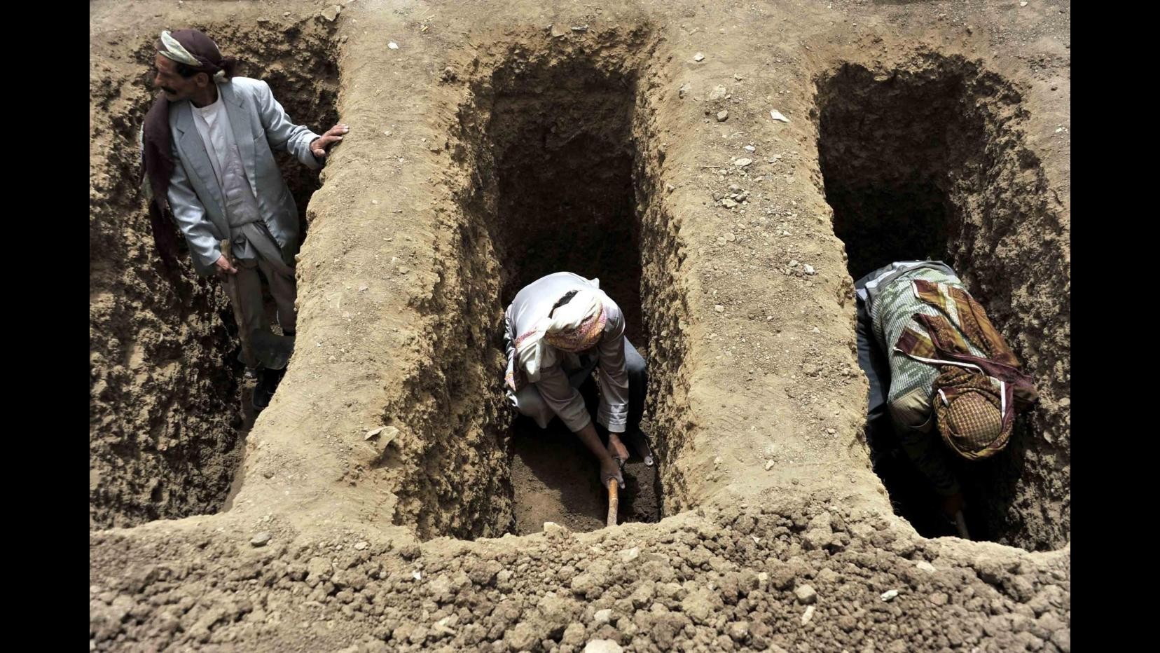 Yemen, coalizione araba bombarda per prima volta centro di Sanaa