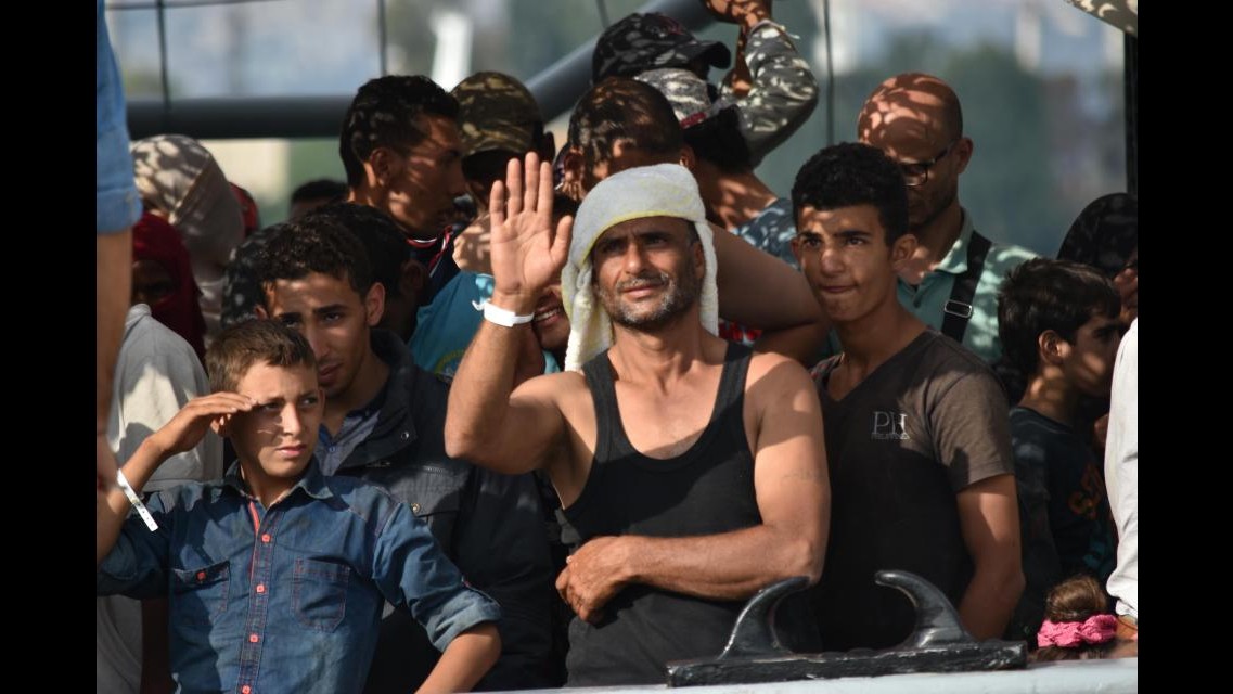 Sbarcati i migranti soccorsi ieri dalla Marina: 49 persone morte asfissiate