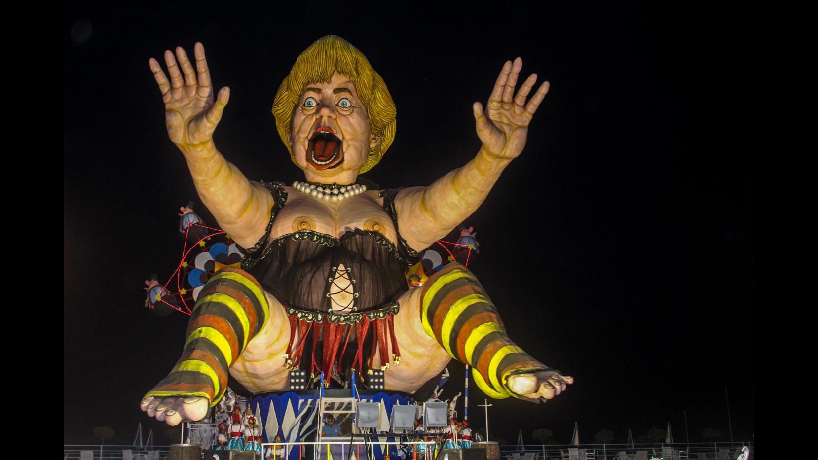 Viareggio, al via Carnevale estivo: sui carri anche la Merkel