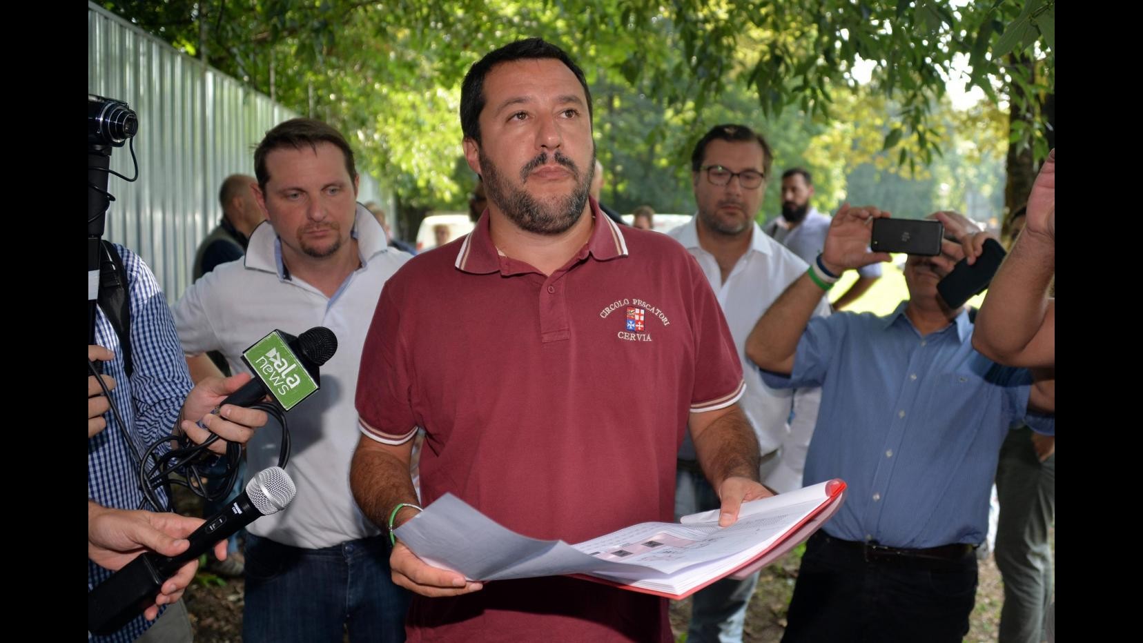 Salvini sbaglia a scrivere ‘beneficenza’: ironia 99 Posse
