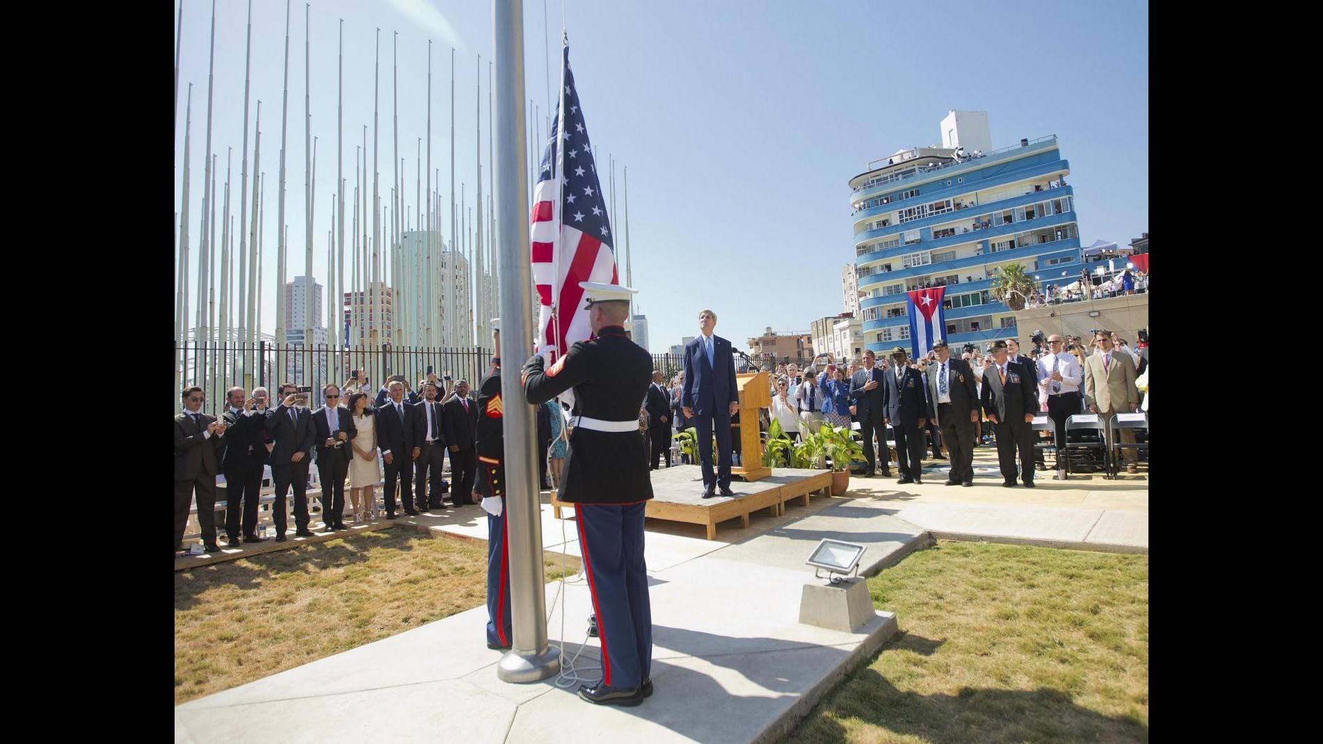 Cuba, issata la bandiera Usa all’ambasciata dell’Avana. Kerry: Qui mi sento a casa