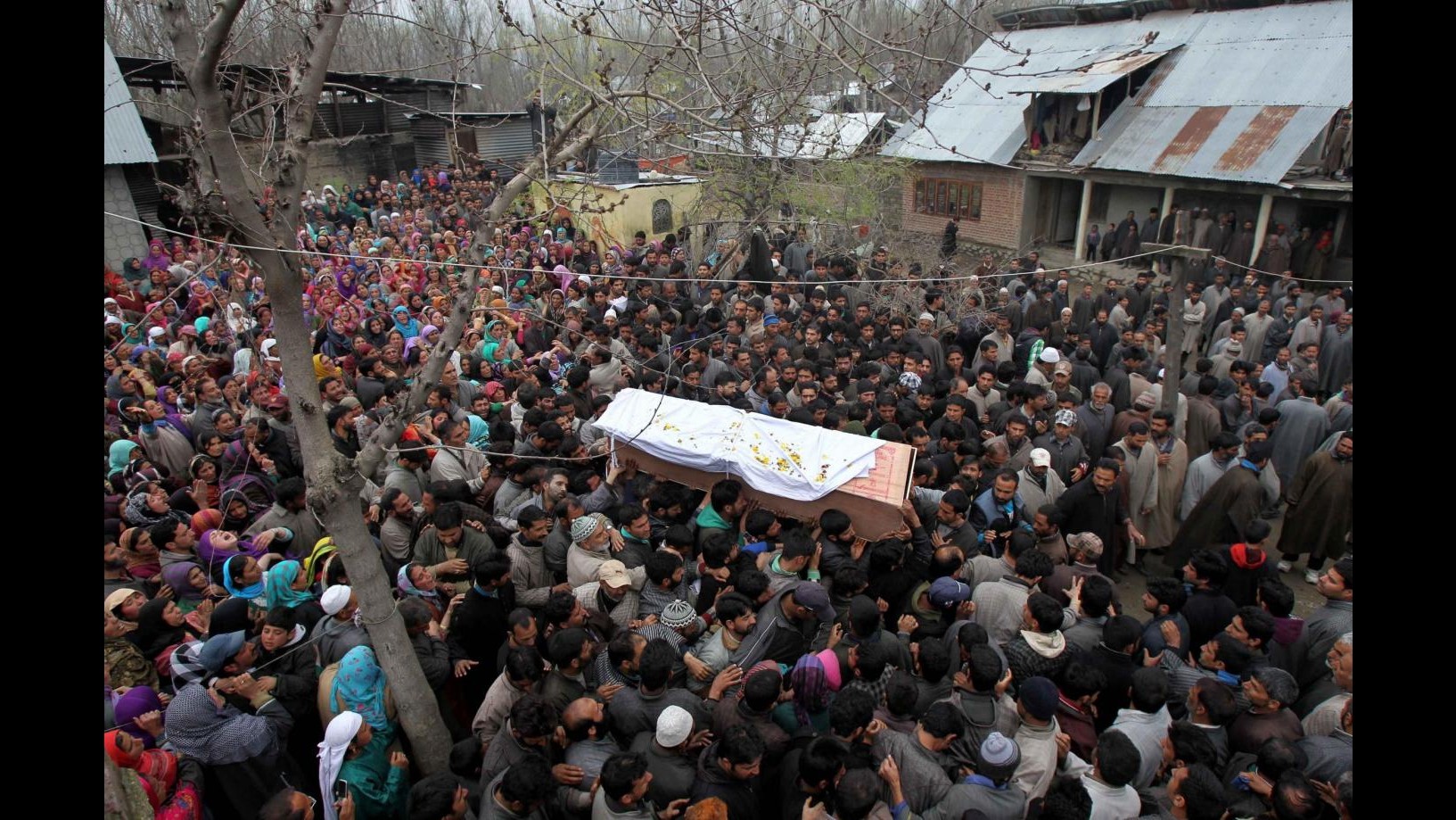 Kashmir, esplode mina vicino linea di controllo: 3 morti