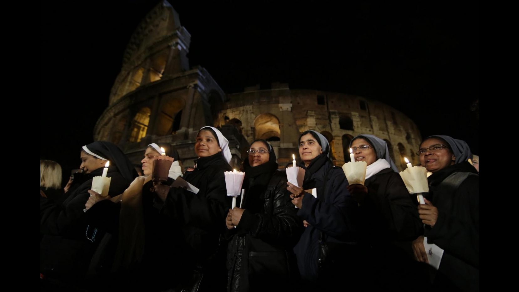 Papa presiede la Via Crucis: Il nostro silenzio è complice delle persecuzioni