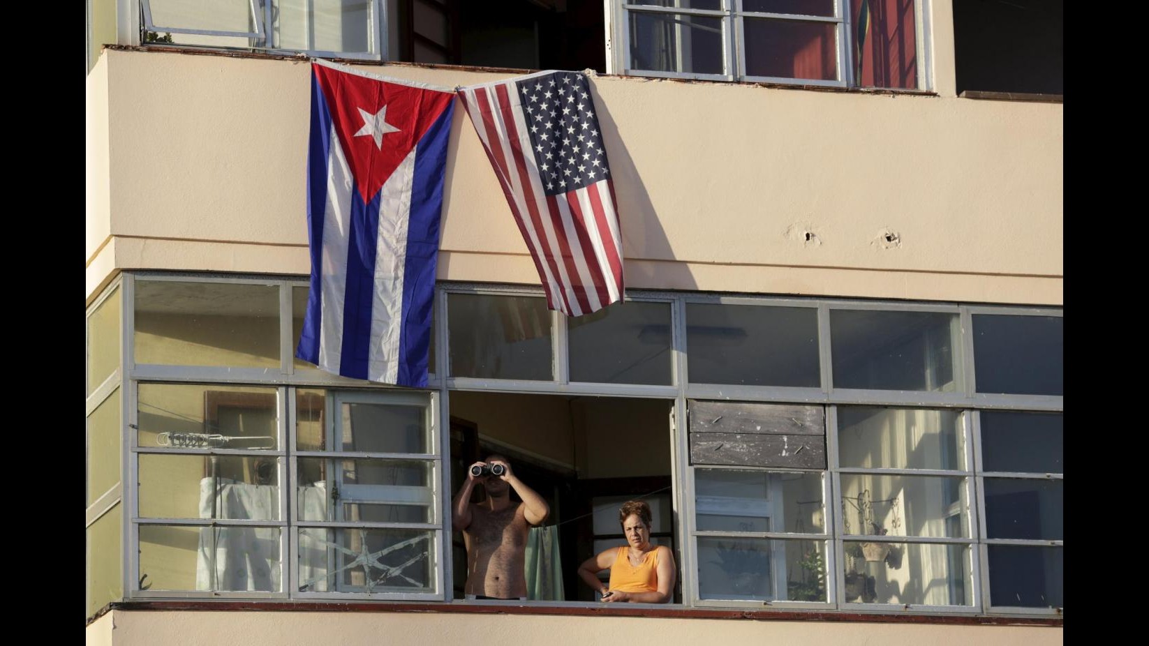 Cuba, torna a sventolare la bandiera Usa. Dopo 54 anni riapre l’ambasciata, Kerry: Siamo felici