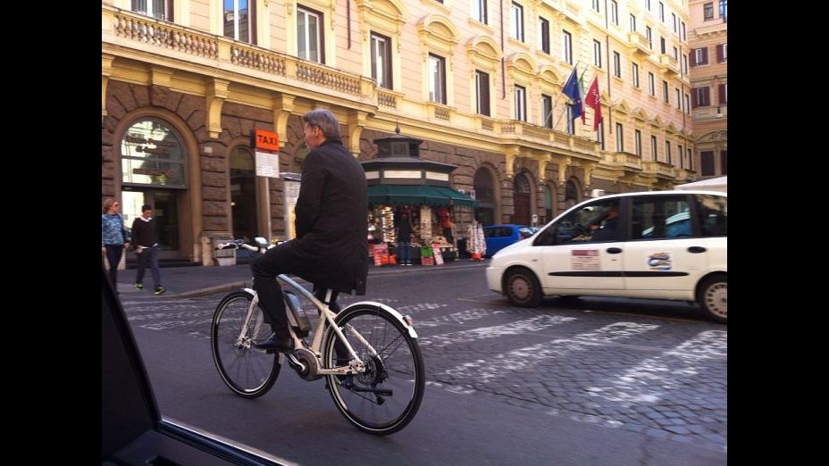 Infrastrutture, Delrio si insedia in bici: Mezzo eccezionale in città