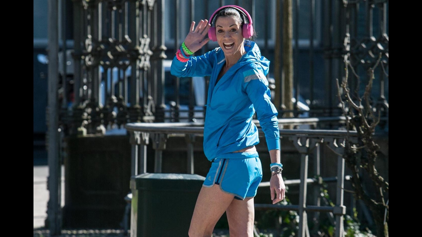 Federica Torti sportiva a Milano, ma c’è sempre tempo per un selfie