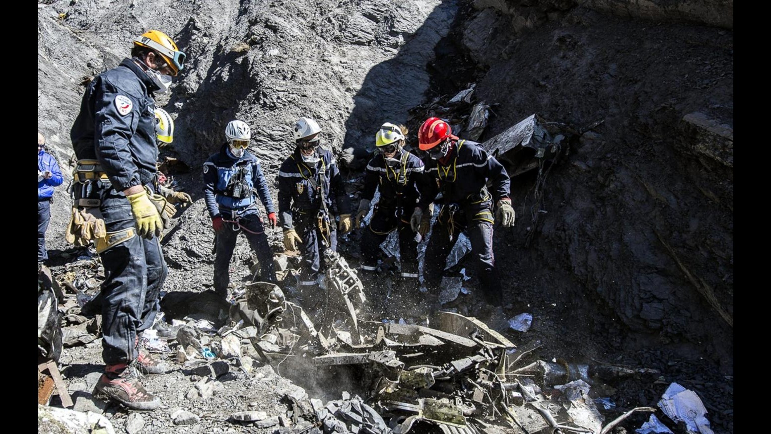 Schianto Airbus, isolati profili Dna di 150 persone in area disastro