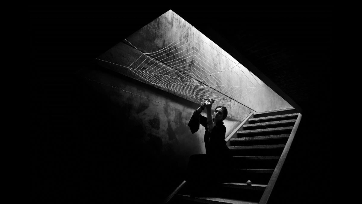 Le opere della fotografa iraniana Shadi Ghadirian in mostra a Milano