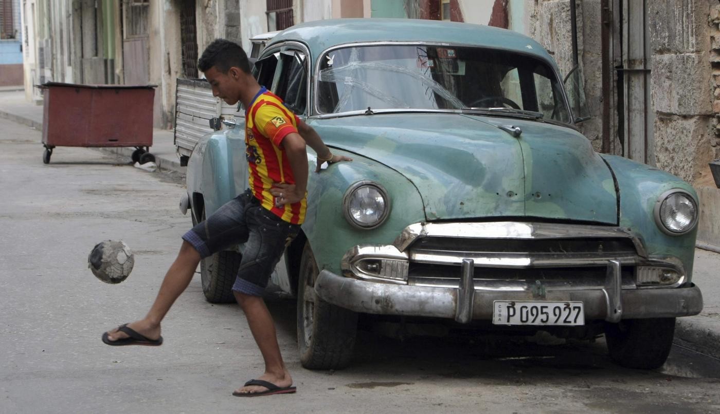 Cuba, all’Avana 1° punto wi-fi gratuito: i giovani scoprono internet