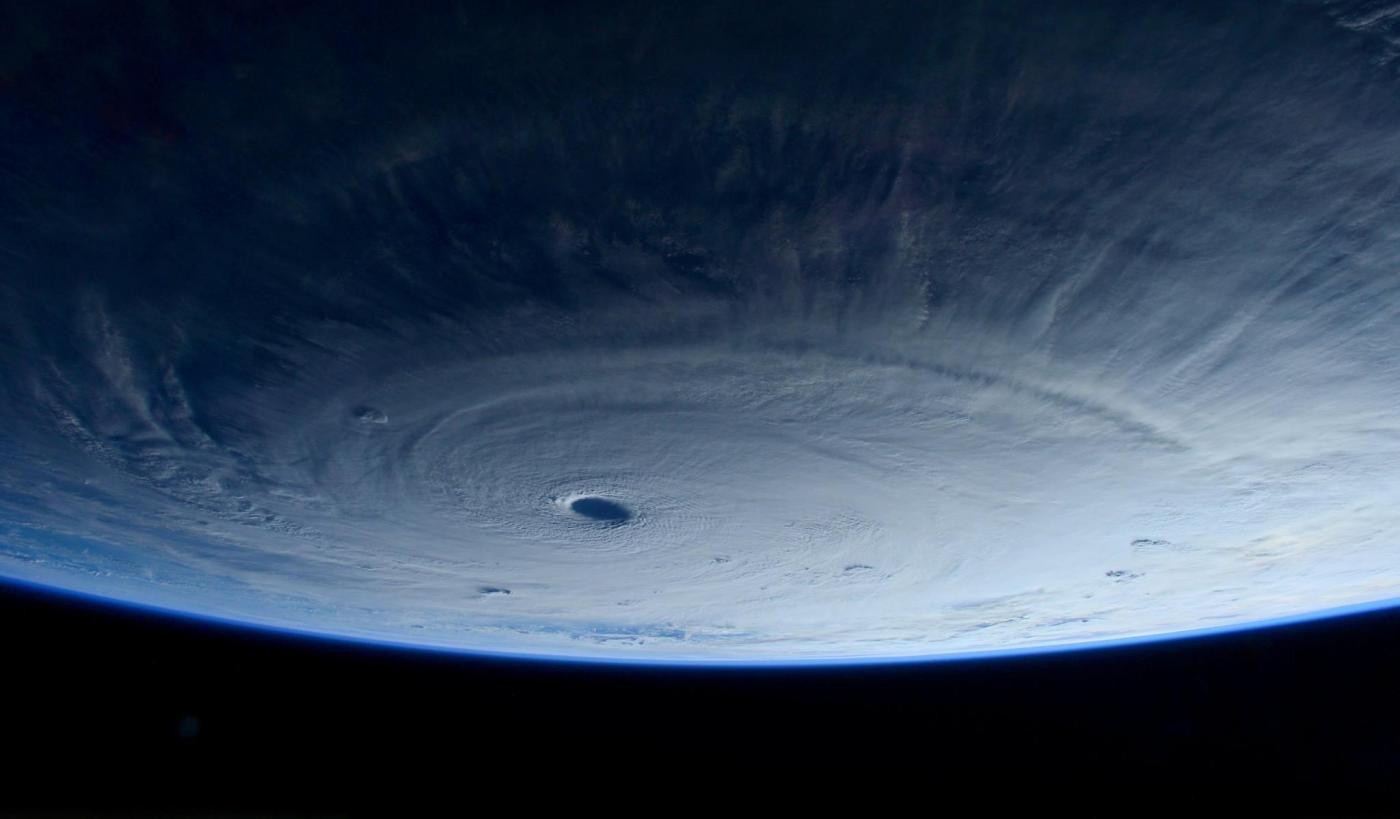 Cristoforetti reporter del cielo: foto ciclone Maysak spopolano su social