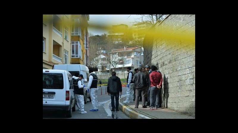 Turchia, polizia arresta uomo armato entrato in ufficio Akp