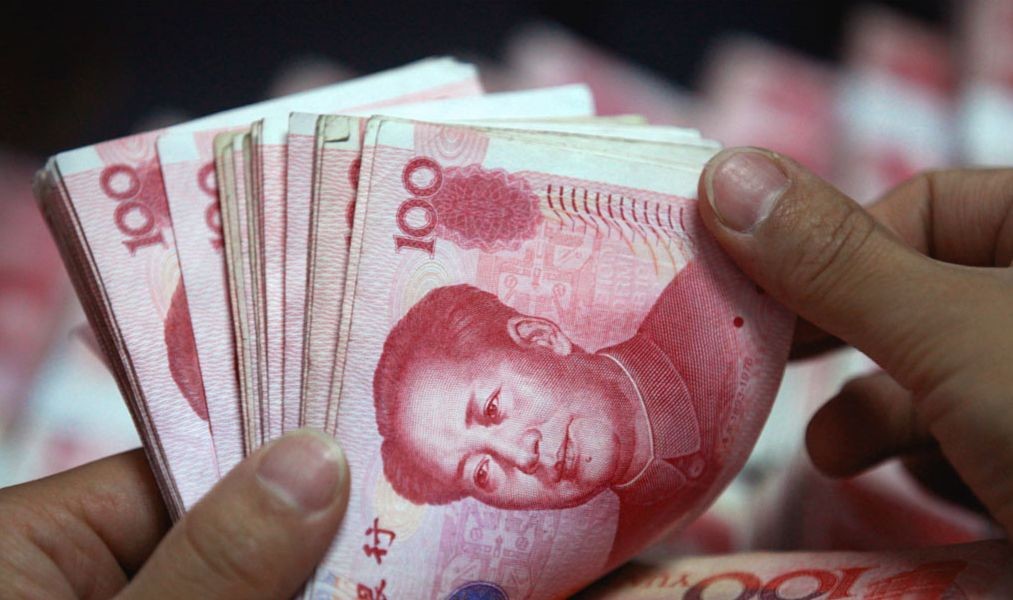 Borsa, la Cina taglia ancora lo yuan