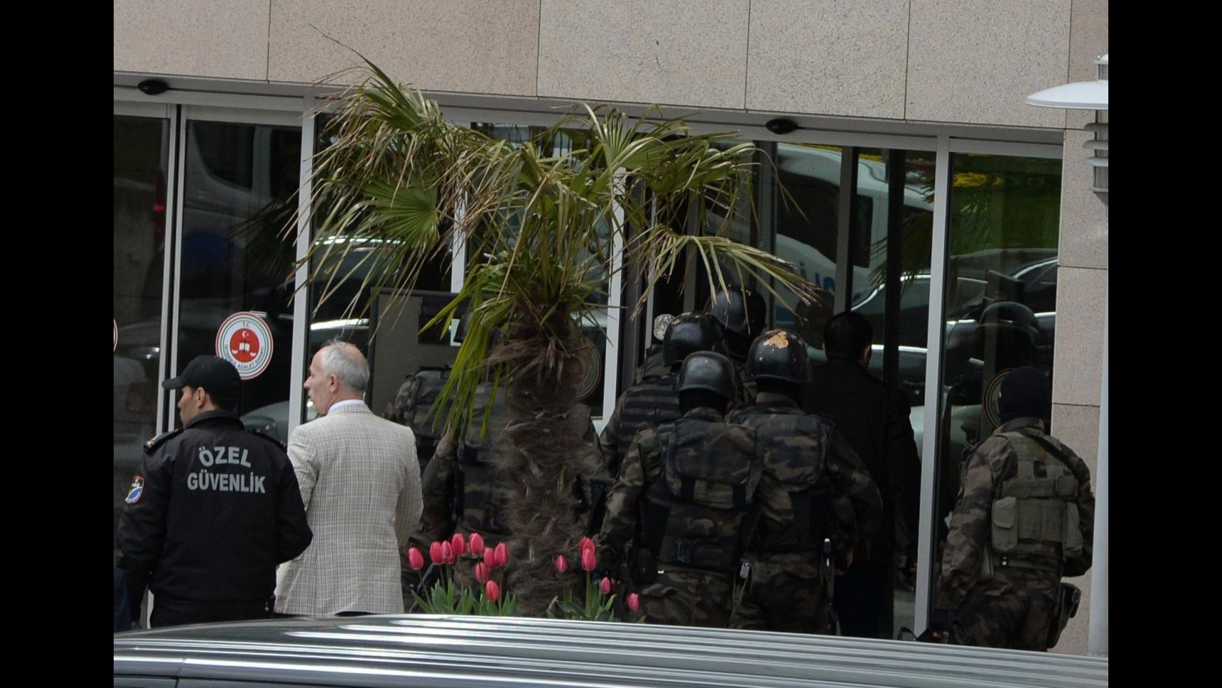 Turchia,  uomo armato in ufficio partito Erdogan: fermato. 22 arresti dopo morte procuratore