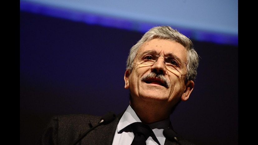 Napoli, D’Alema: Scandaloso finire negli atti, ferita mia onorabilità