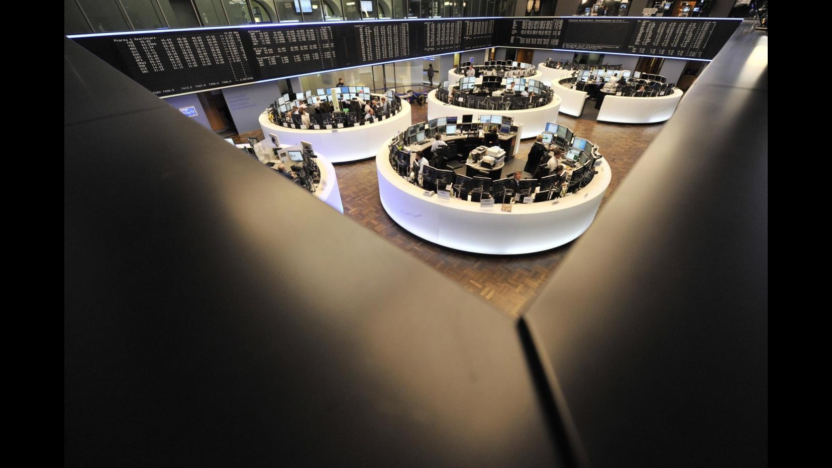 Borsa, Milano chiude in rialzo: vola Yoox, tonfo di Wdf