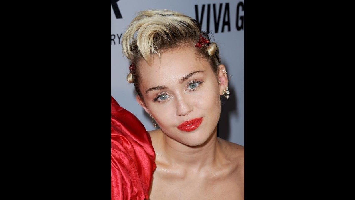 Miley Cyrus attacca Taylor Swift per la violenza di ‘Bad Blood’
