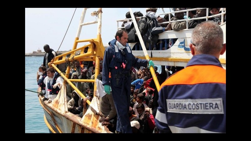 Sbarchi, aereo portoghese salva 221 migranti nel Mediterraneo