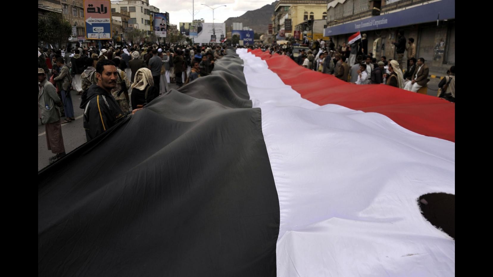 Yemen, ancora raid sulla capitale contro houthi