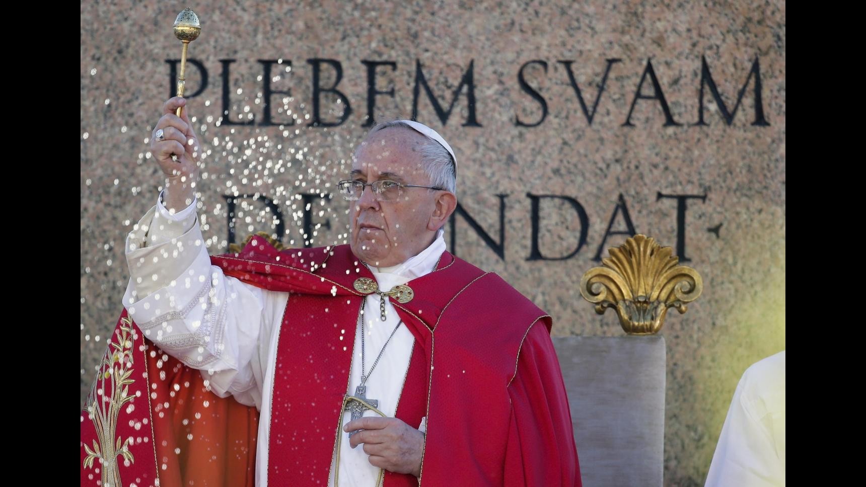 Pasqua, Papa: Settimana Santa ci chiama a stare vicino a Gesù