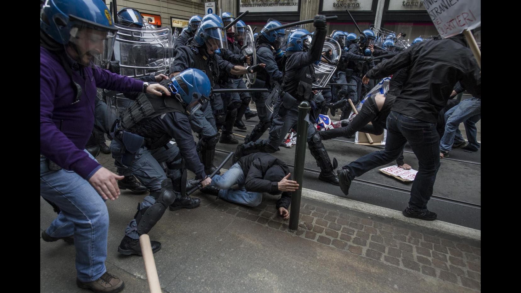 Torino, Salvini in piazza: scontri tra centri sociali e forze dell’ordine