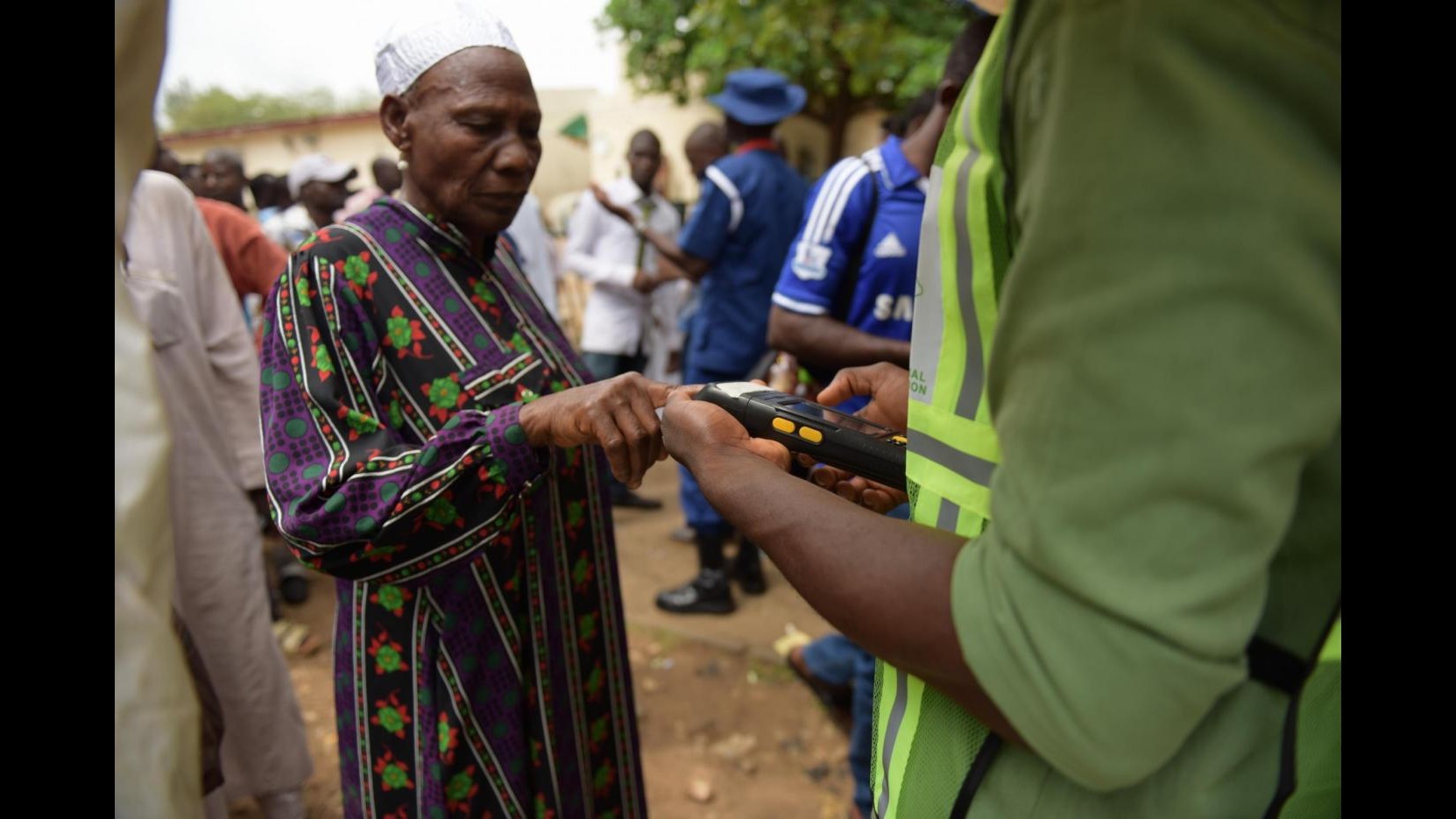 Nigeria, voto esteso a domani in seggi con problemi tecnici