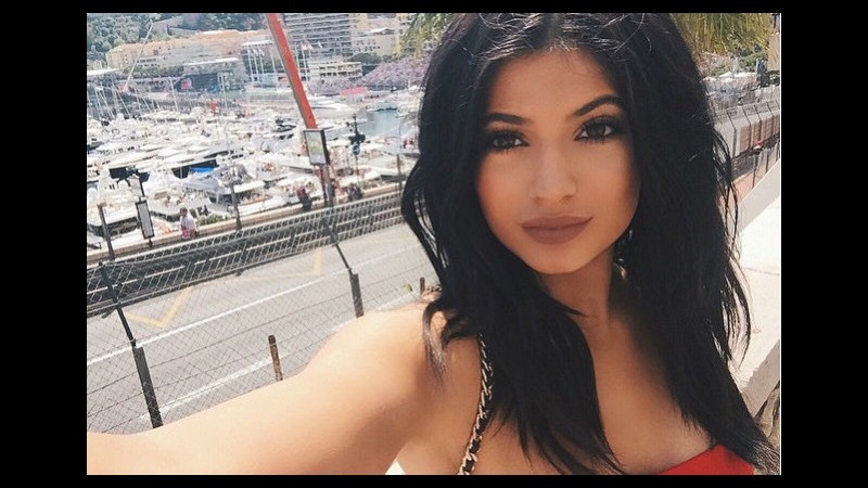 Kylie Jenner compie 18 anni e riceve una Ferrari da Tyga