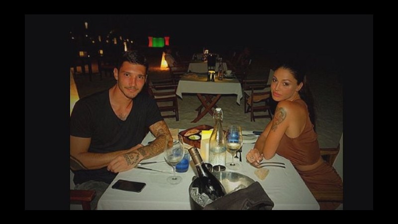 Belen e Stefano De Martino tornano romantici: cena in spiaggia a due