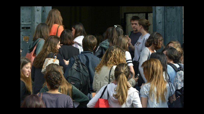 Scuola, insegnanti in rivolta inviano al Pd cartoline d’addio