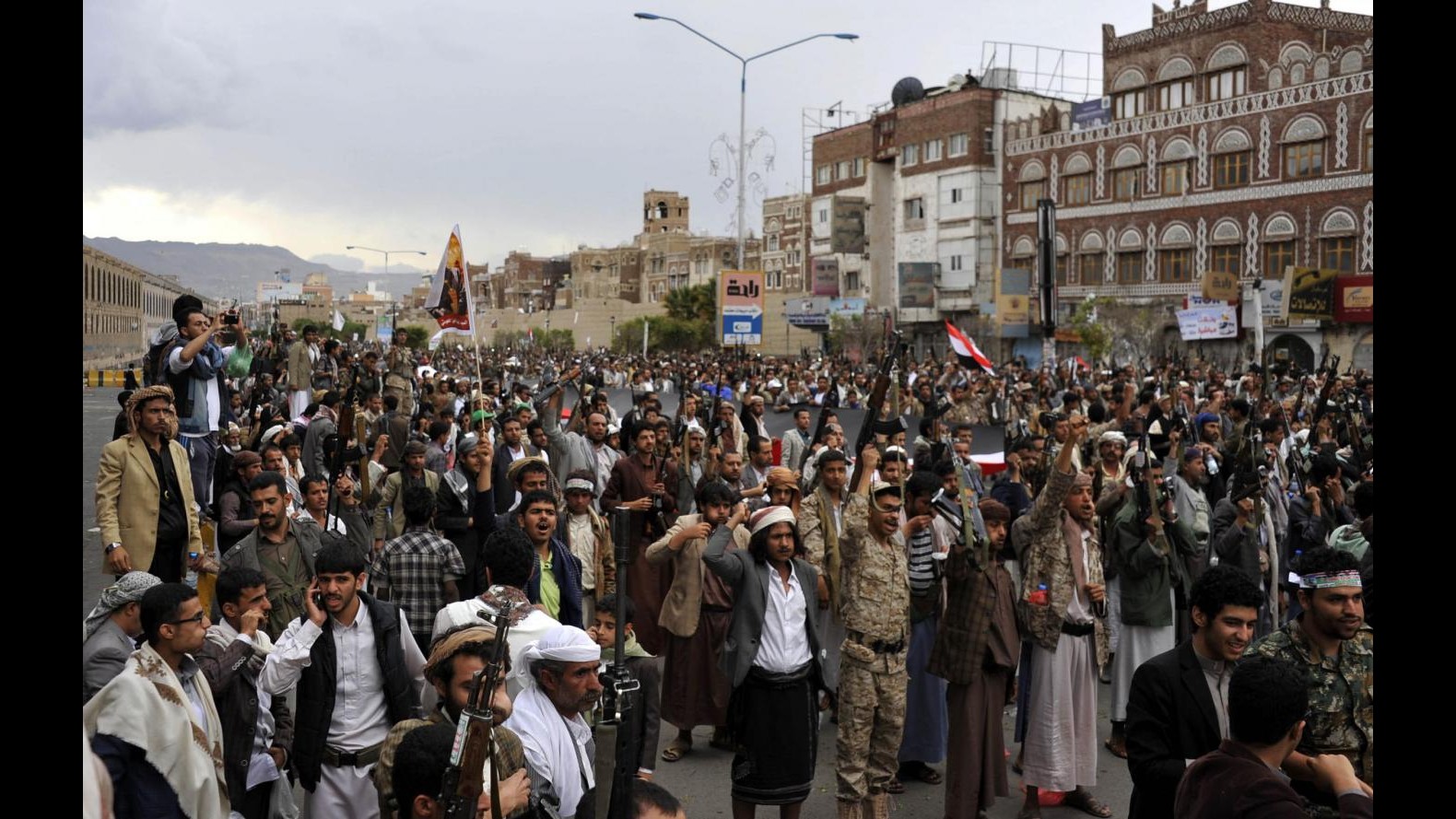 Yemen, Hadi a Riyad mentre Arabia Saudita bombarda houthi