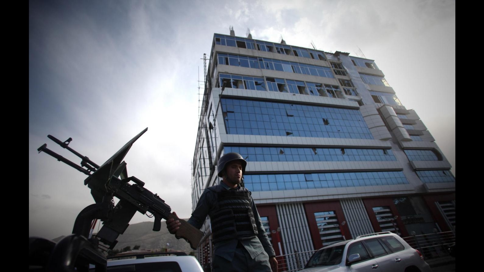 Un’autobomba esplode davanti all’aeroporto di Kabul: quattro morti e diciassette feriti