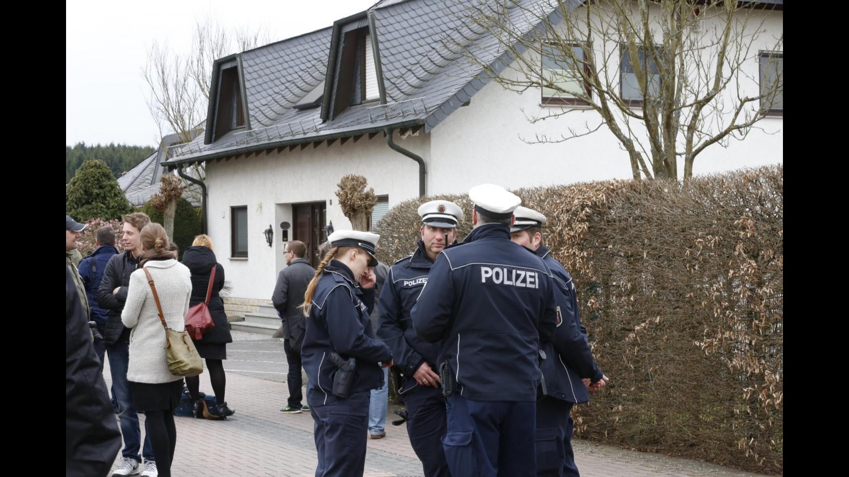Schianto Airbus, polizia perquisisce casa del copilota